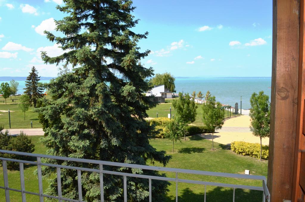 Hotel Holiday Siófok Exteriör bild