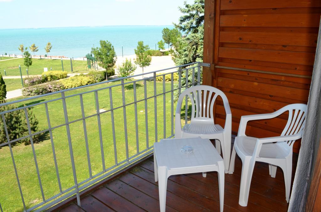 Hotel Holiday Siófok Exteriör bild