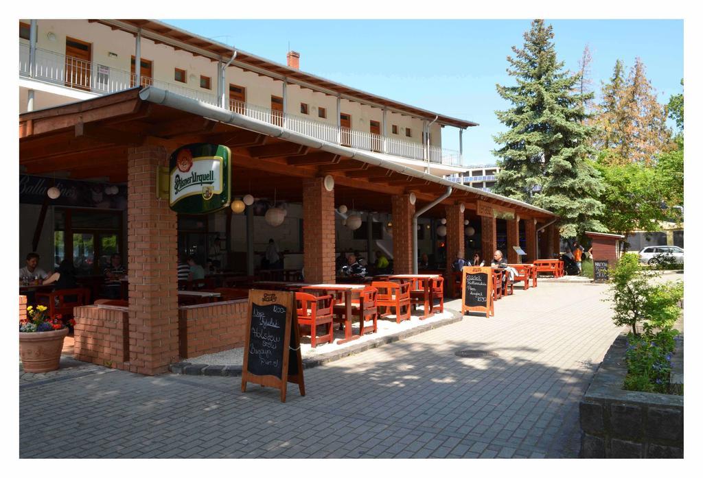 Hotel Holiday Siófok Exteriör bild