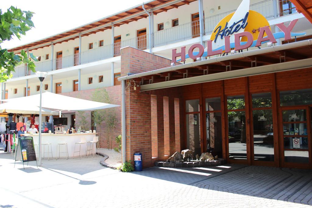 Hotel Holiday Siófok Exteriör bild