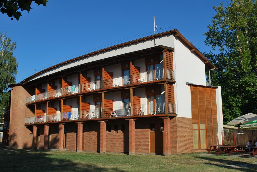 Hotel Holiday Siófok Exteriör bild