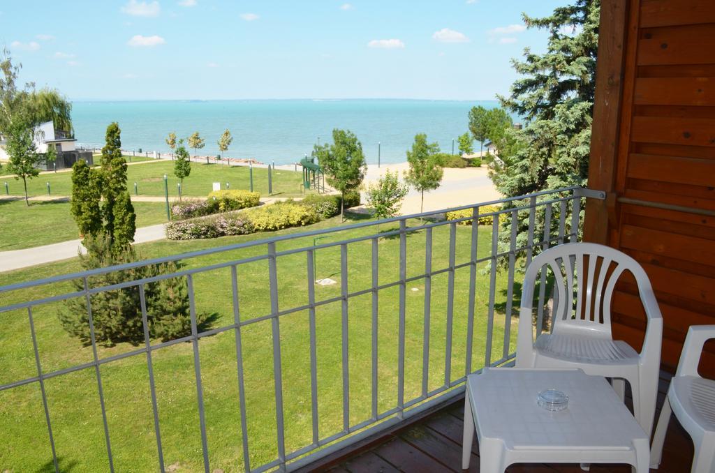 Hotel Holiday Siófok Exteriör bild